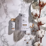 קרם עיניים Reform Eye Cream של NOON על רקע שיש וענפי כותנה – צילום מוצר להדגשת טיפוח עדין וניקיון.
