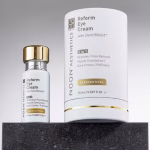 קרם עיניים Reform Eye Cream של NOON בתקריב על משטח אבן כהה צילום מוצר המדגיש את אריזת ה־5in1.